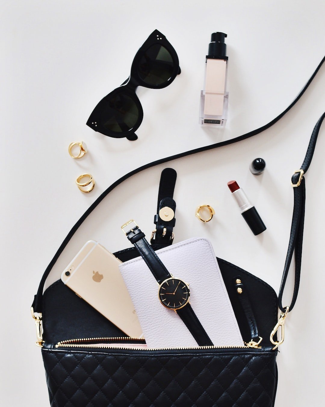 The Ultimate Fashionista's Guide: Must-Have Accessories to Elevate Your Style Game - 2GG